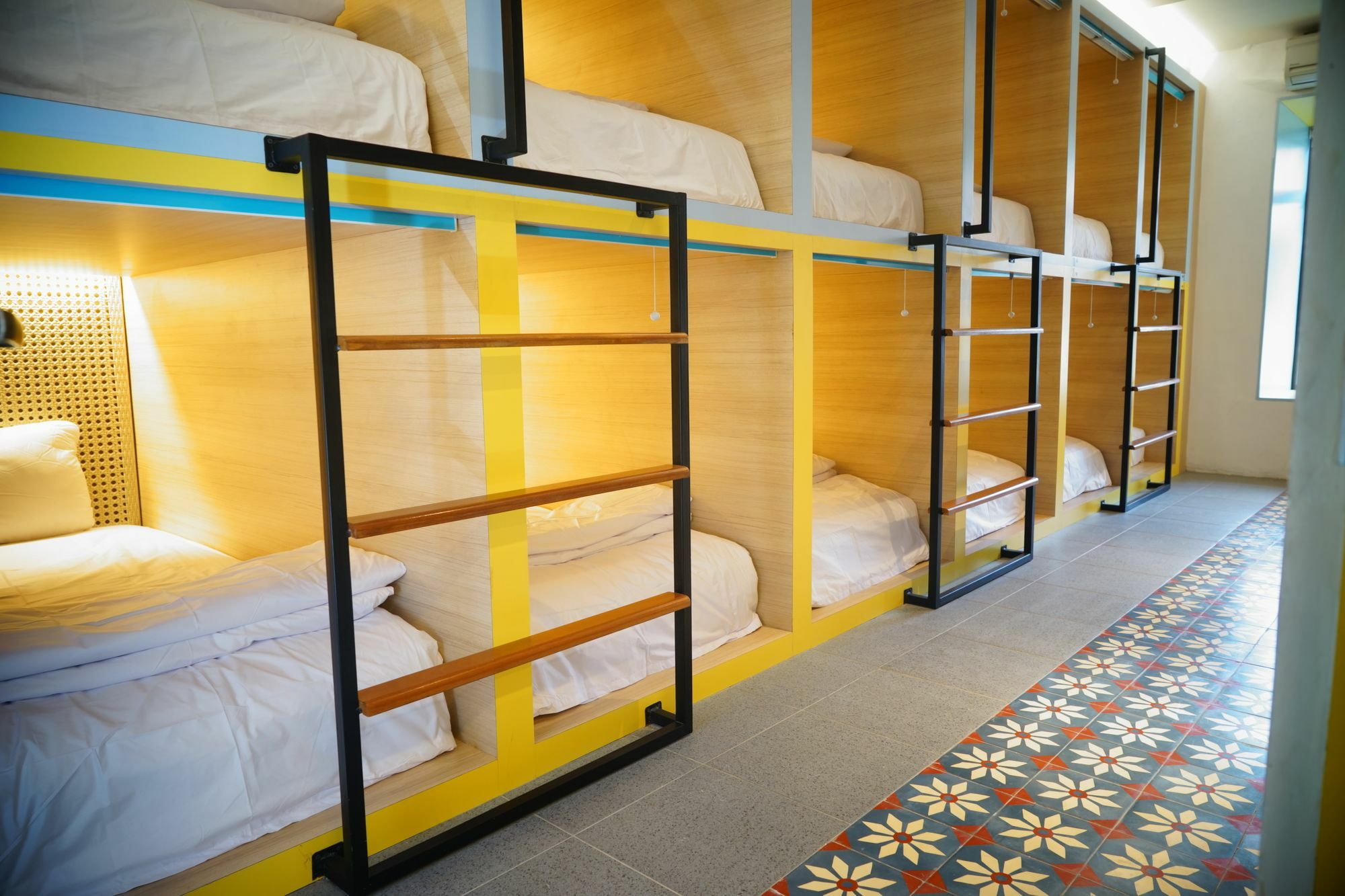 Borough Capsule Hostel Bali Legian Exterior foto